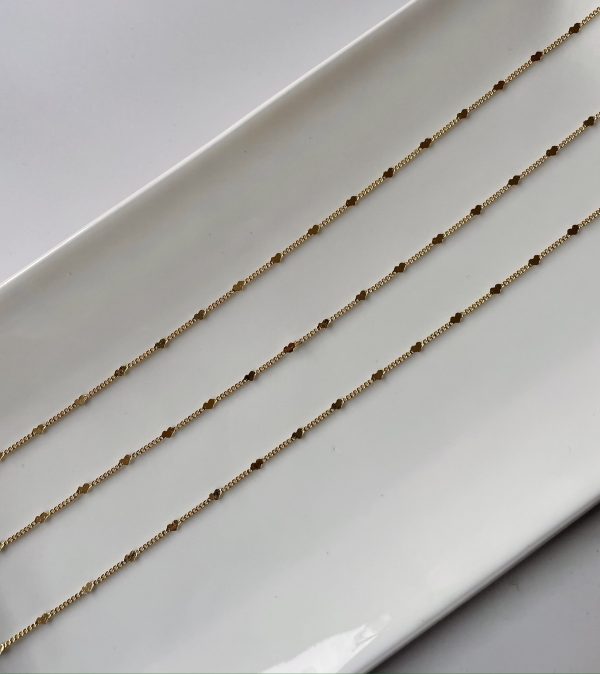 collar dorado corazones